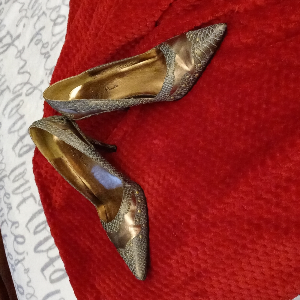 Gently Used Bronze/Metallic very comfortable Pump: Size 11